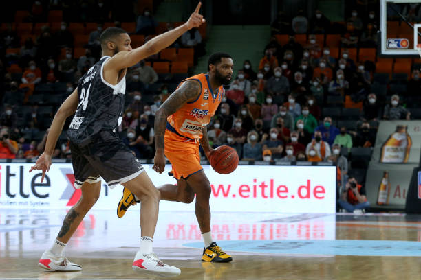 皮球应声入 皮球应声入